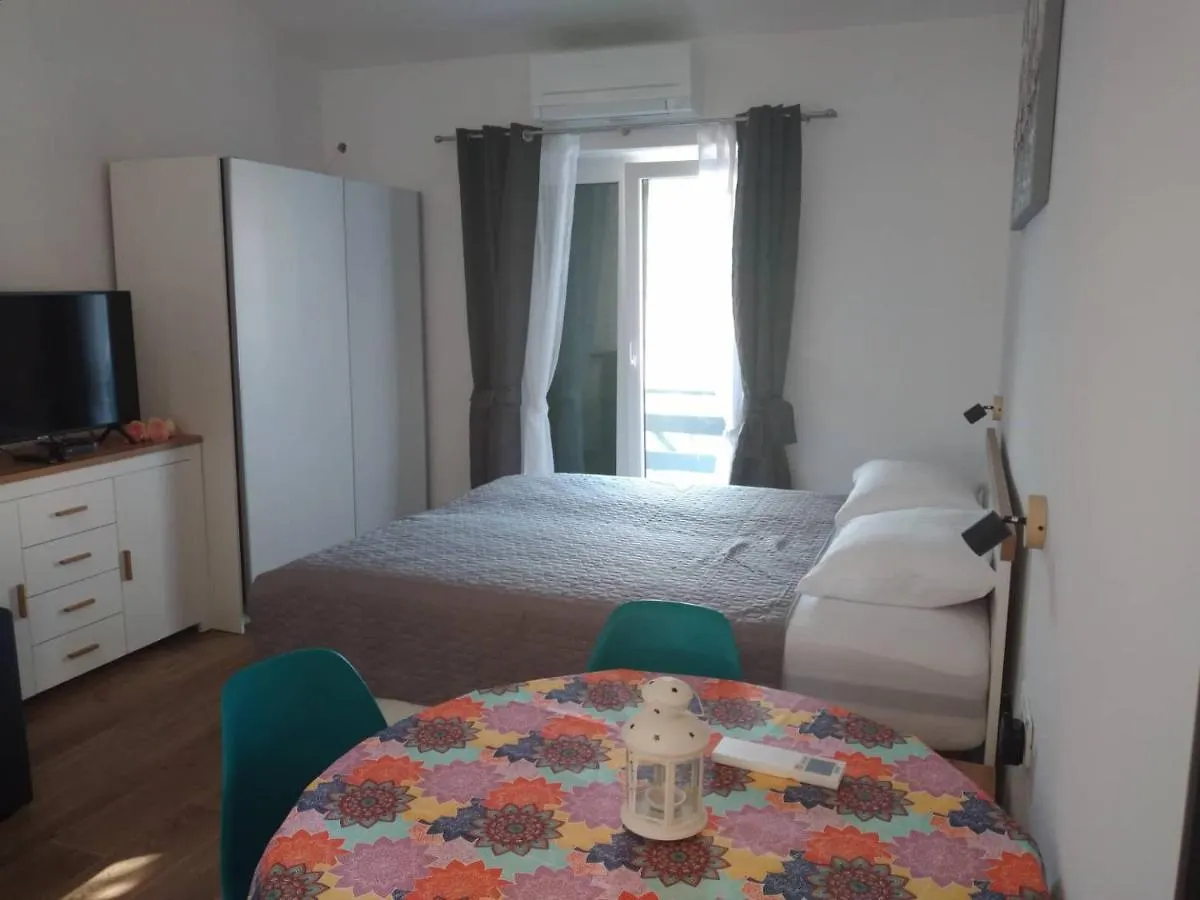 Apartmani Luni Premantura