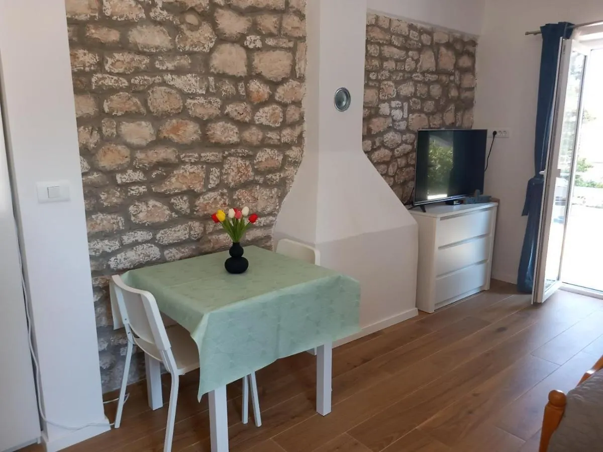 Apartment Apartmani Luni Premantura Croatia