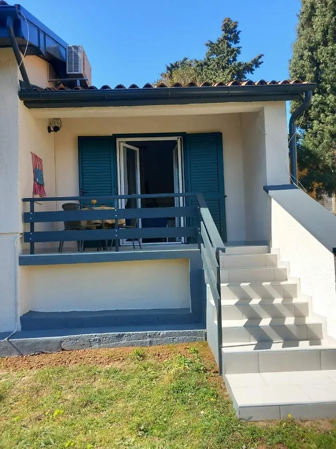 Apartmani Luni Premantura 0*,